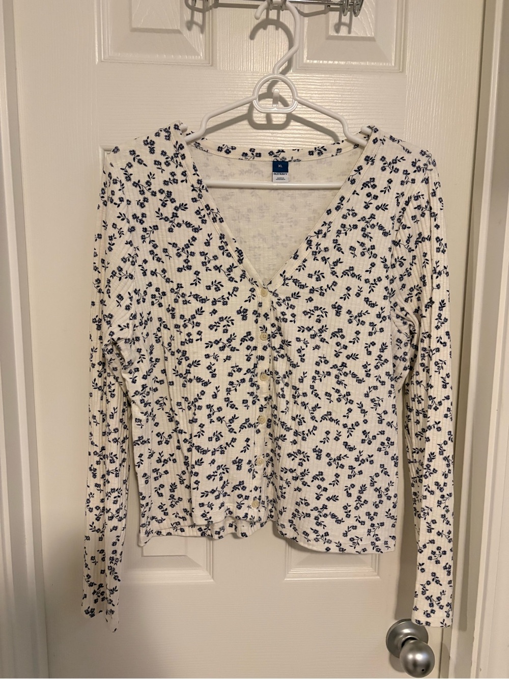 Old Navy White Long-Sleeve V-Neck Floral Button Top